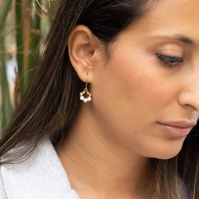 Yellow gold dangling earrings with pearl and gold beads